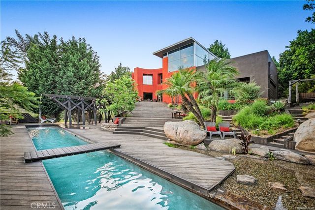 a view of a house with backyard and sitting area