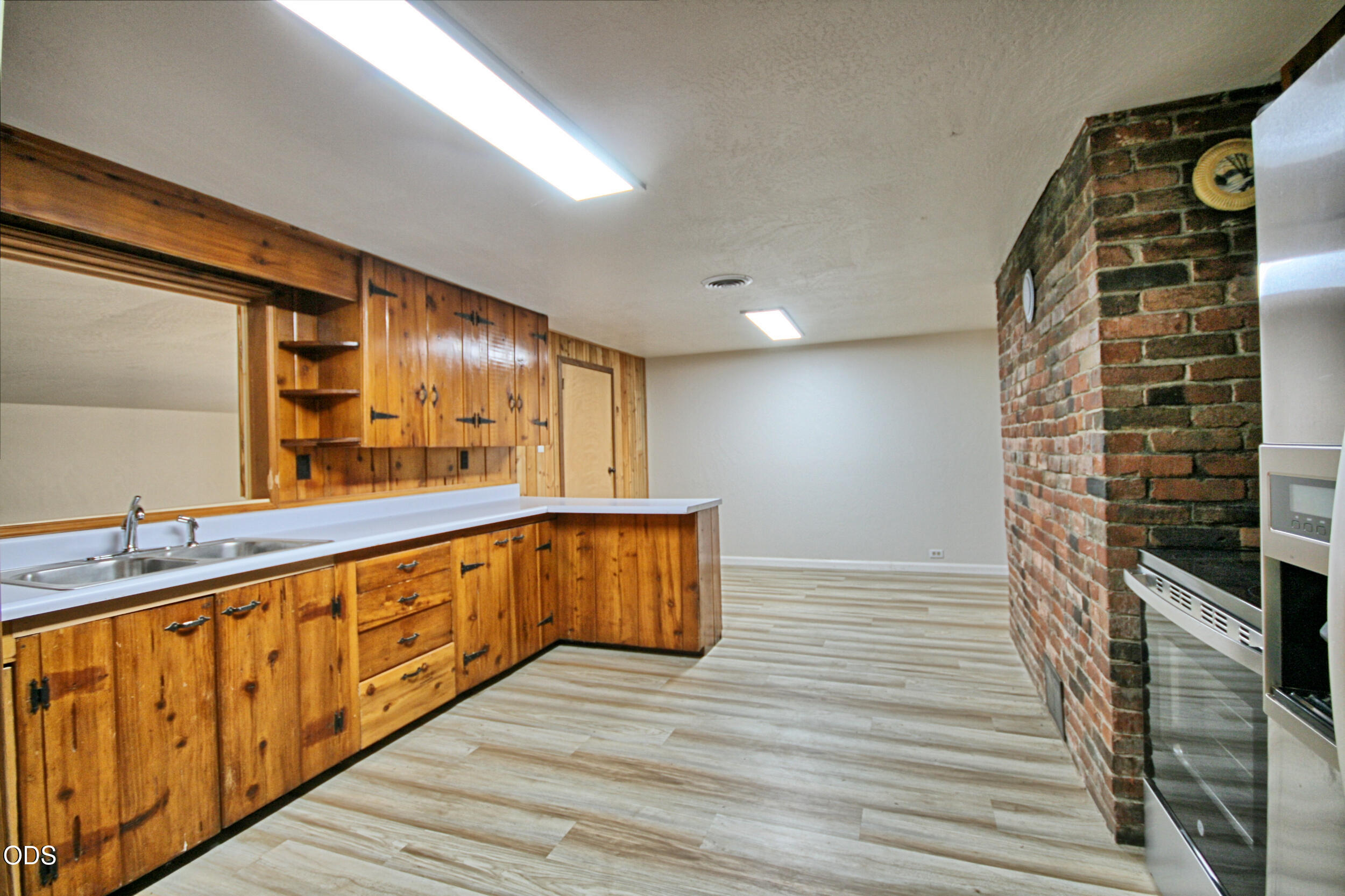 2525 Kinney Creek Road Jacksonville, OR 97530 - Photo 21 of 38 a view of an entryway