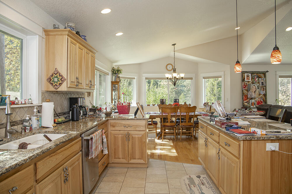 165 Hogan Road Jacksonville, OR 97530 - Photo 9 of 56 9