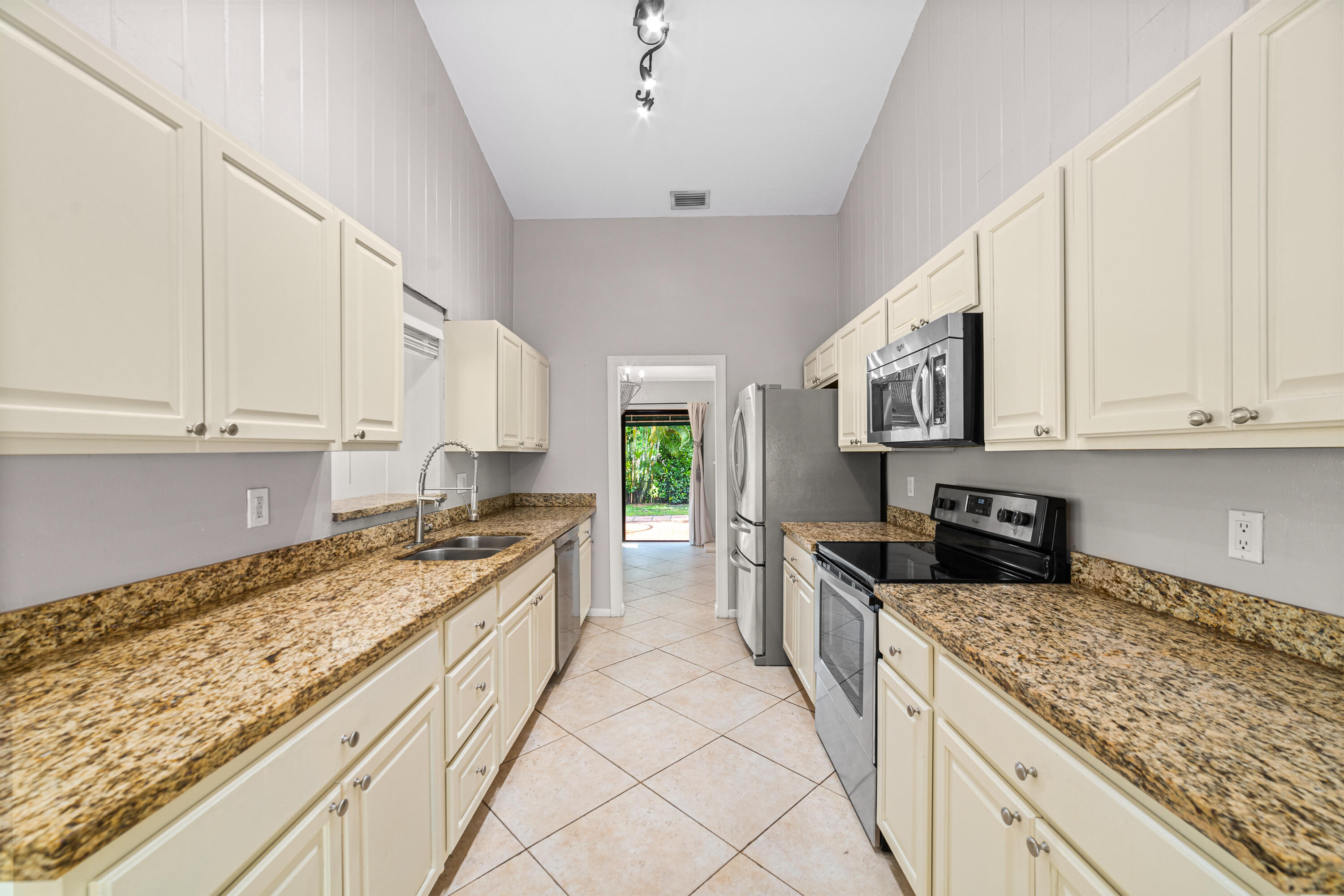 6200 Vía Tierra Boca Raton, FL 33433 - Photo 8 of 34 _DSC5175