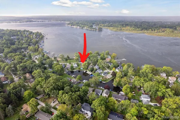 $575,000 | 11637 Algonquin Drive, Pinckney, MI 48169