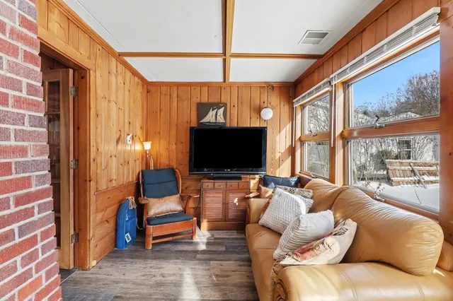 $575,000 | 11637 Algonquin Drive, Pinckney, MI 48169