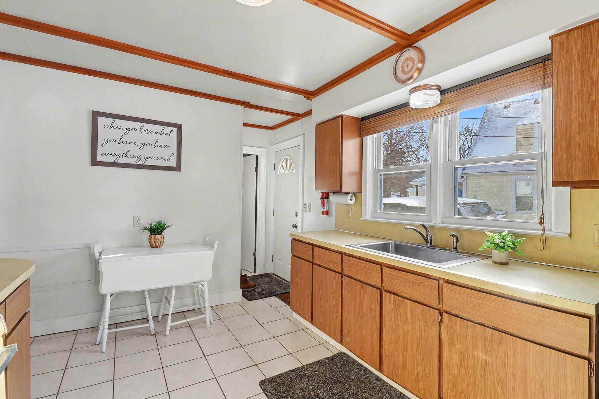 11637 Algonquin Drive Pinckney, MI 48169 - Photo 19 of 34 Dine In Kitchen