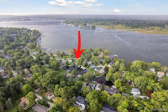 $575,000 | 11637 Algonquin Drive, Pinckney, MI 48169