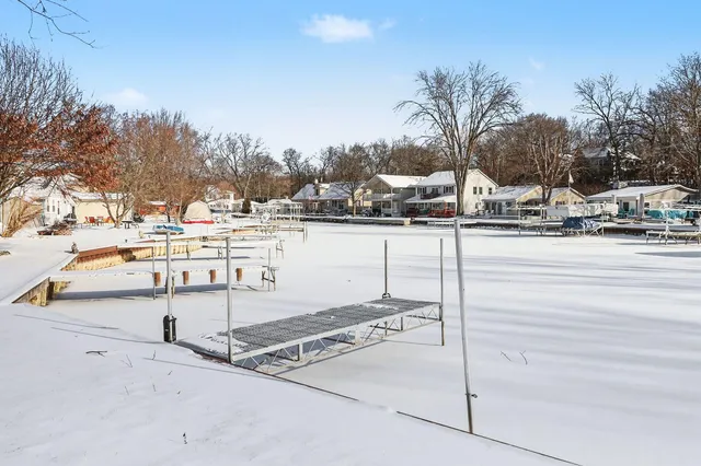 $575,000 | 11637 Algonquin Drive, Pinckney, MI 48169