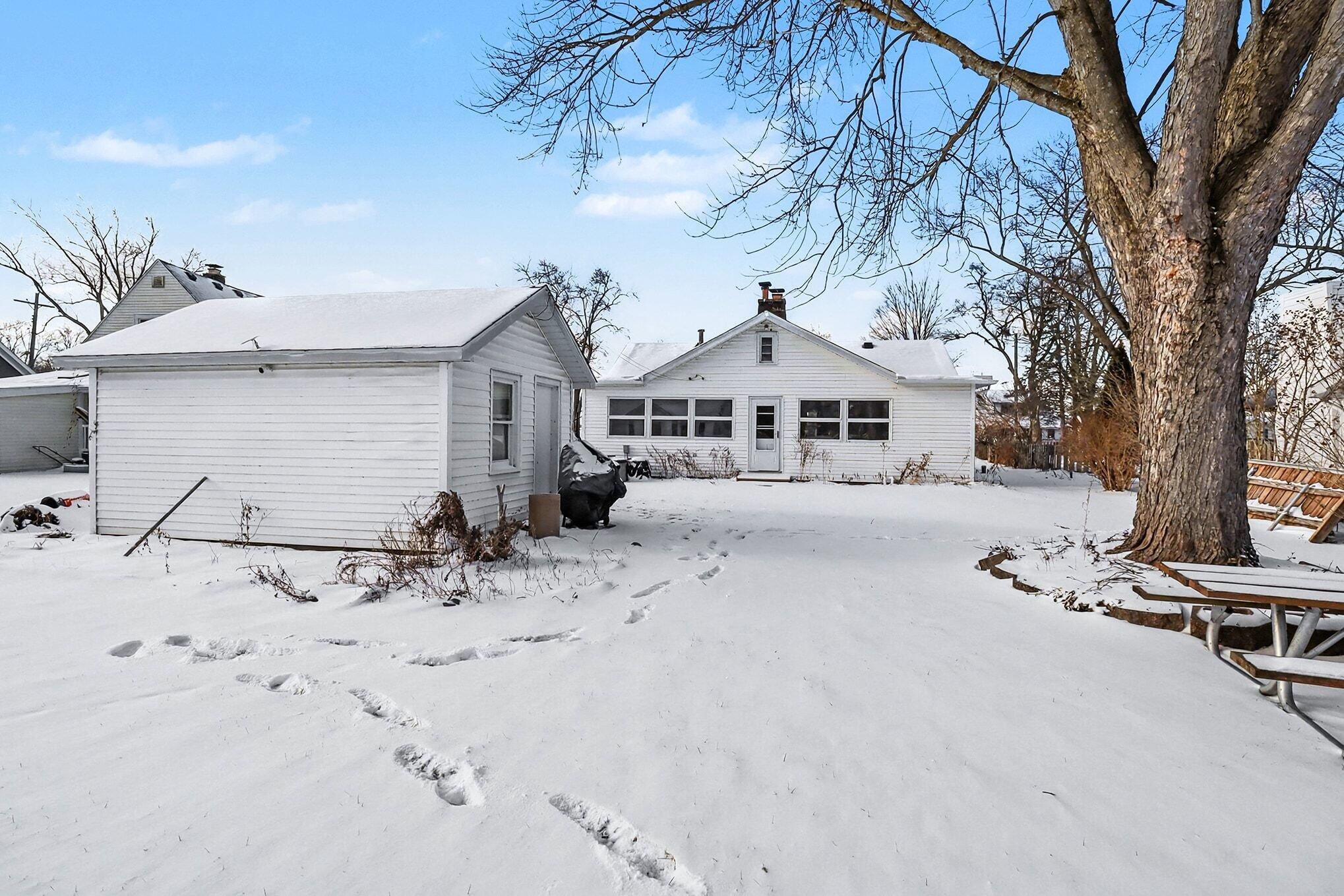 11637 Algonquin Drive Pinckney, MI 48169 - Photo 22 of 34 Beach House