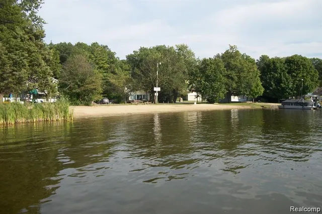 $575,000 | 11637 Algonquin Drive, Pinckney, MI 48169