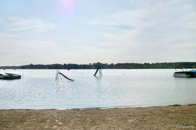 $575,000 | 11637 Algonquin Drive, Pinckney, MI 48169