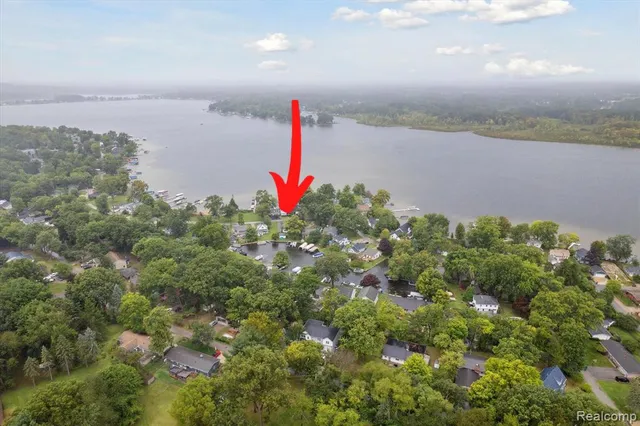 $575,000 | 11637 Algonquin Drive, Pinckney, MI 48169