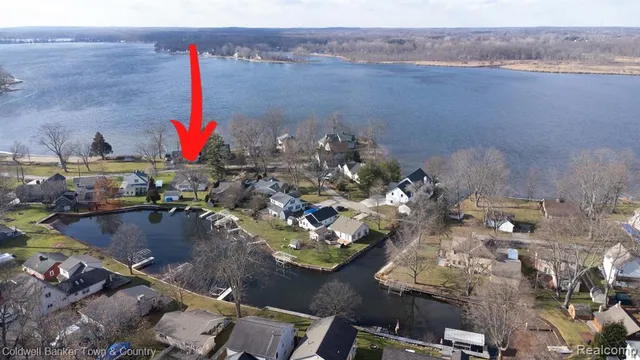 $575,000 | 11637 Algonquin Drive, Pinckney, MI 48169