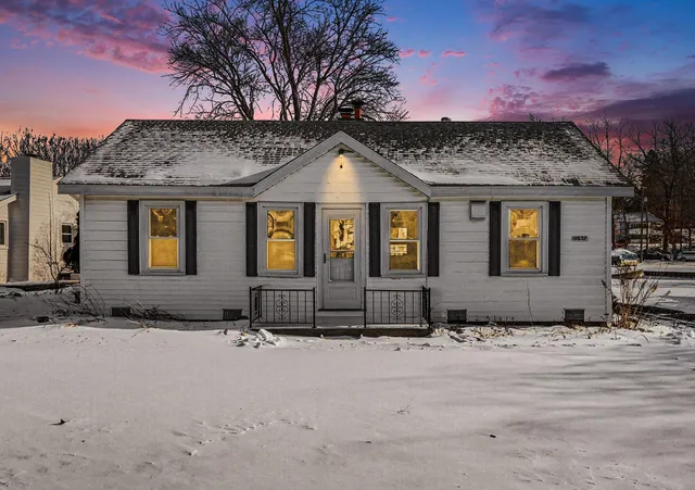 $575,000 | 11637 Algonquin Drive, Pinckney, MI 48169