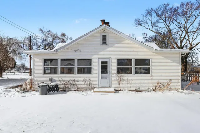 $575,000 | 11637 Algonquin Drive, Pinckney, MI 48169