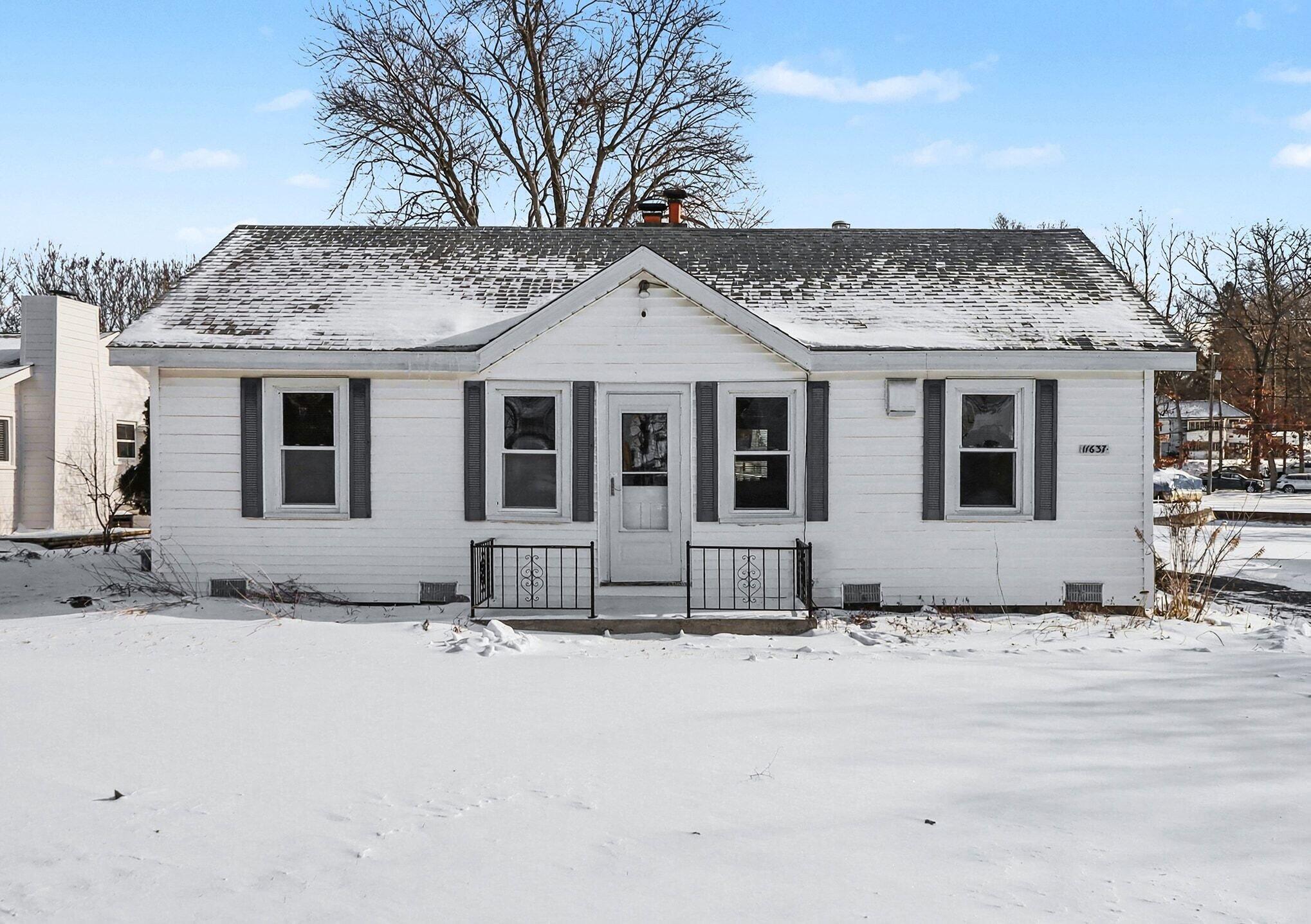 11637 Algonquin Drive Pinckney, MI 48169 - Photo 32 of 34 Back View