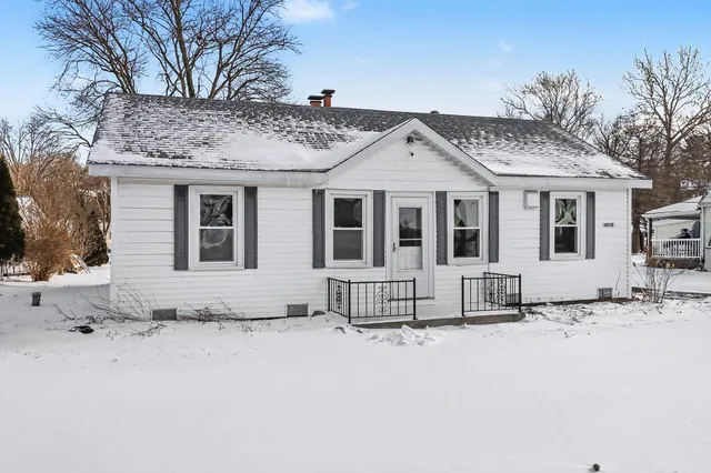 $575,000 | 11637 Algonquin Drive, Pinckney, MI 48169