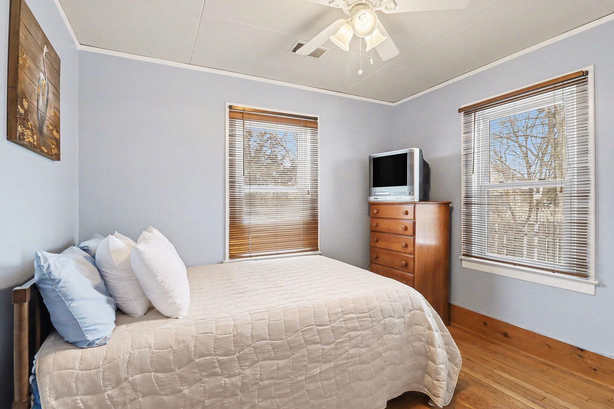 11637 Algonquin Drive Pinckney, MI 48169 - Photo 5 of 34 Bedroom 1