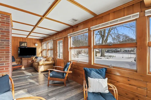 $575,000 | 11637 Algonquin Drive, Pinckney, MI 48169