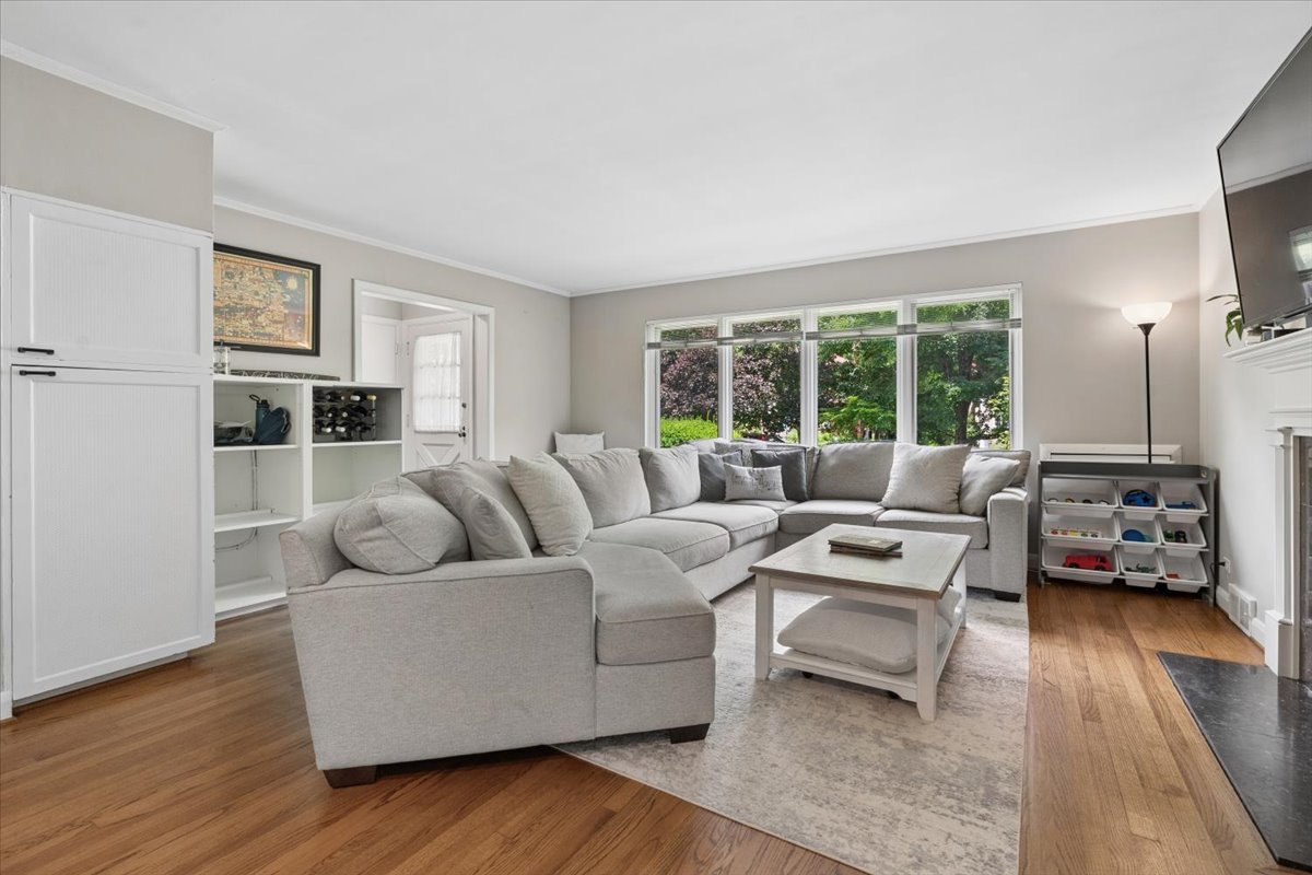 2422 Ridgeway Avenue Evanston, IL 60201 - Photo 4 of 26