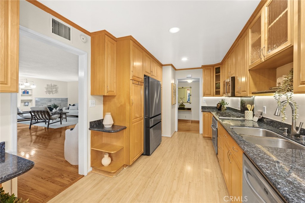 924 South Orange Grove Boulevard, Unit D Pasadena, CA 91105 - Photo 11 of 25