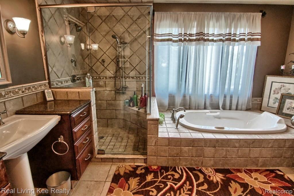 1749 Old Homestead Drive Rochester, MI 48306 - Photo 39 of 47 Master_Bathroom_2nd_View.jpg
