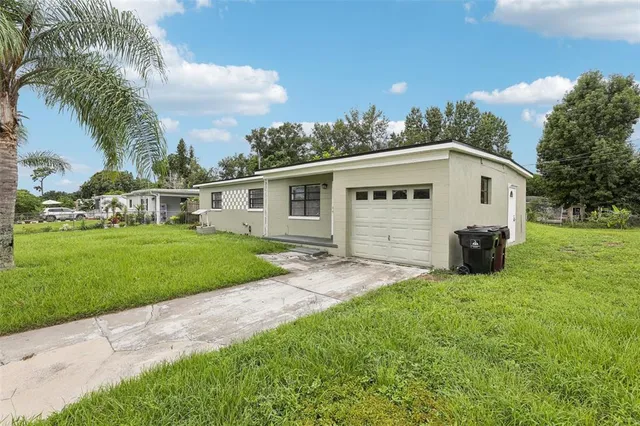 a view of a house with backyard and garden