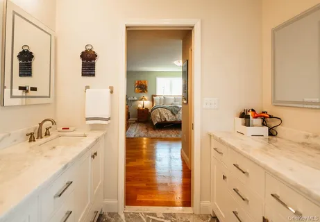 a en suite bathroom with a sink and a mirror