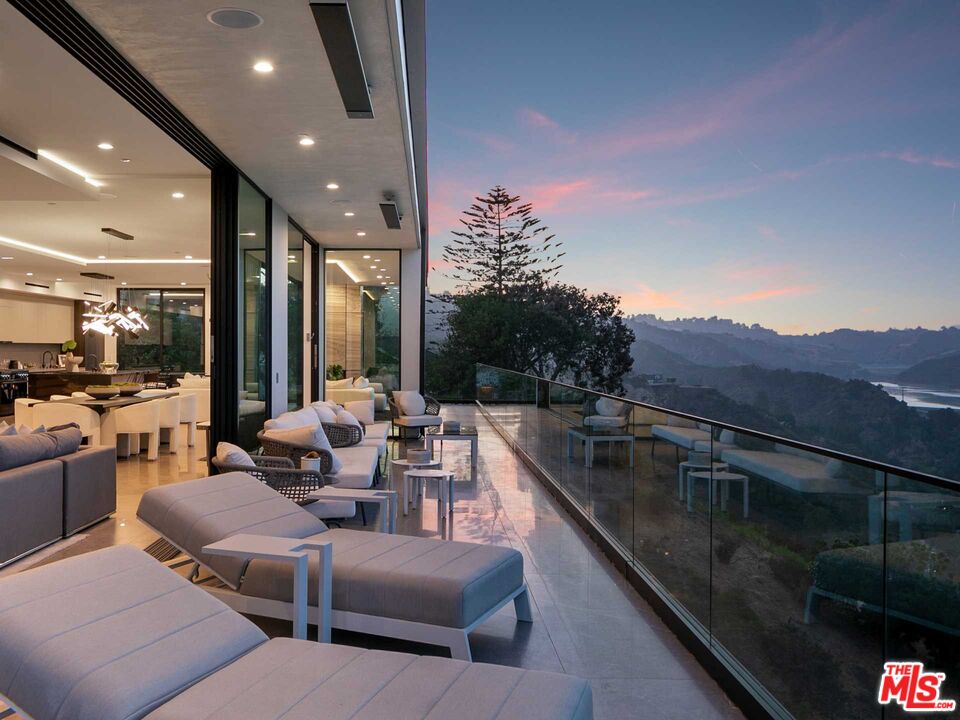 1324 Stradella Road Los Angeles, CA 90077 - Photo 23 of 26 a living room with furniture