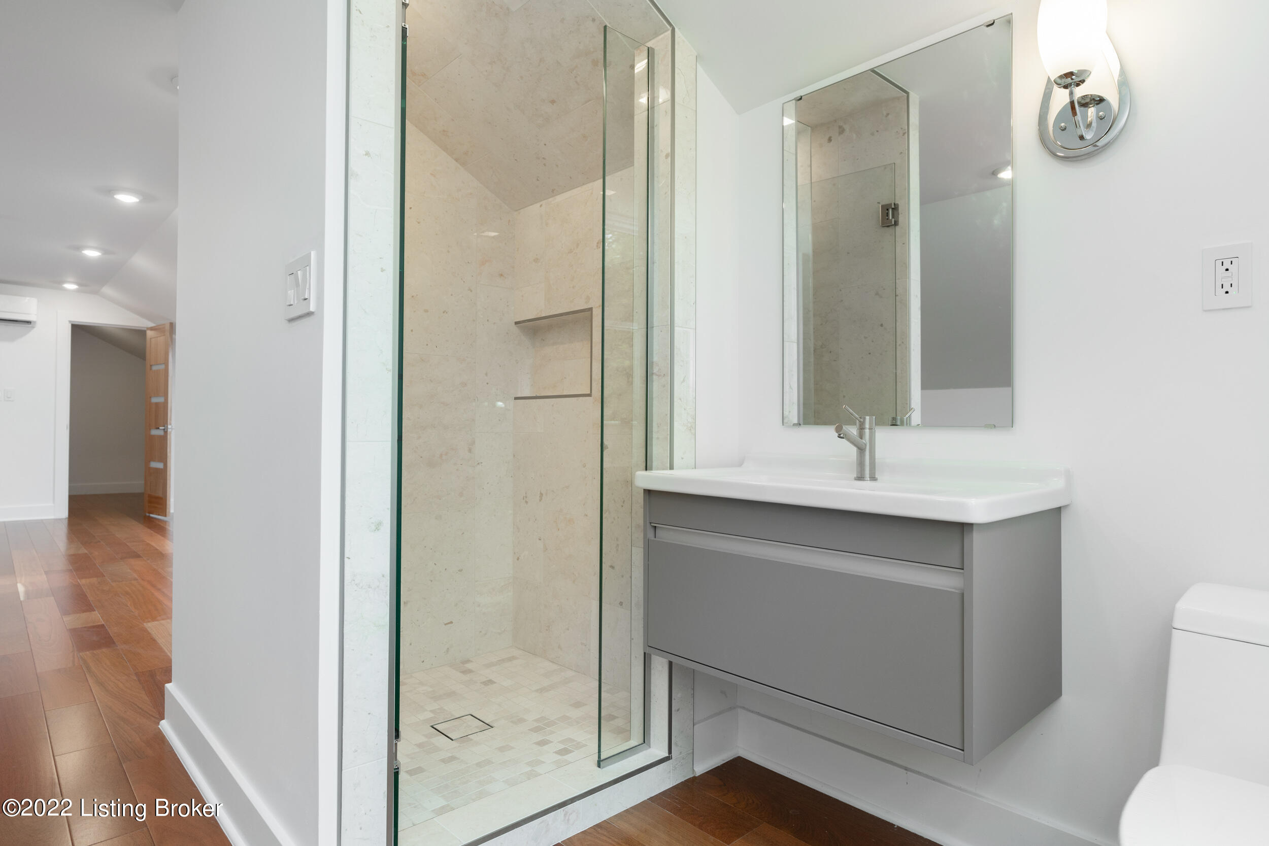 33 Arrowhead Road Louisville, KY 40207 - Photo 70 of 92 Bedroom ^ Bathroom