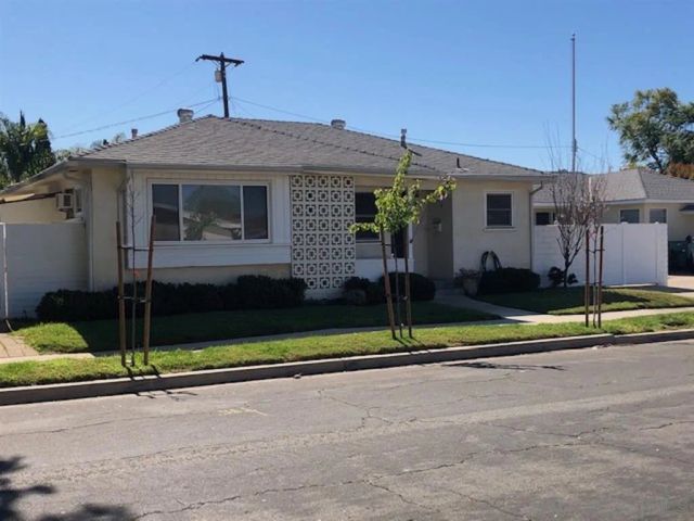 a view of a house with backyard and a small yard