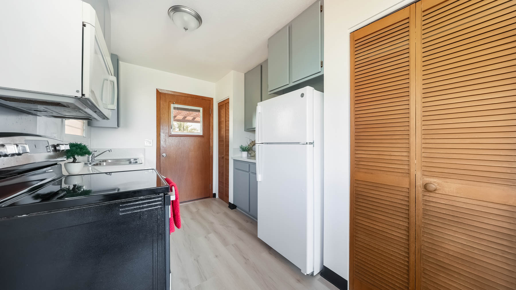 4604 Maile Road Waimea, HI 96796 - Photo 4 of 25 a kitchen with a refrigerator and a sink