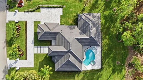 a view of a house with backyard and porch