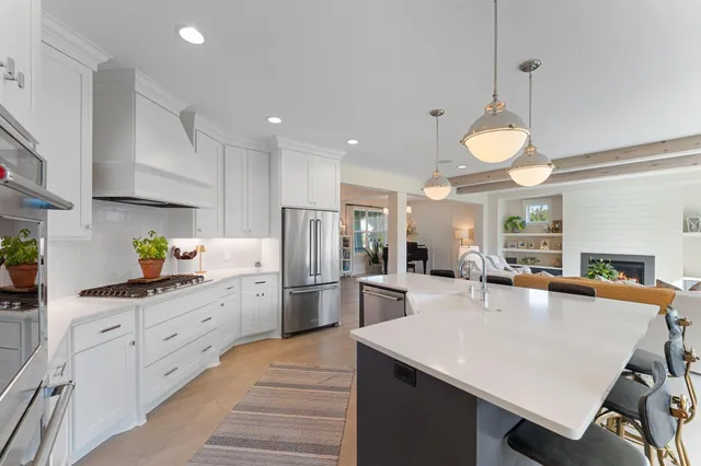 $1,800,000 | 4264 Woodland Court, Excelsior, MN 55331