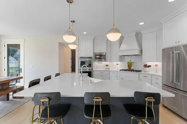 $1,800,000 | 4264 Woodland Court, Excelsior, MN 55331