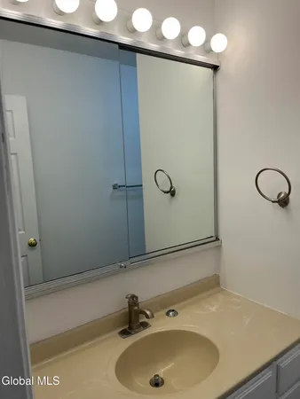 $1,850 | 61 Point Of Woods Drive, Albany, NY 12203