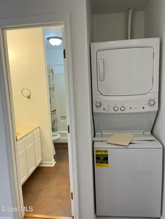 $1,850 | 61 Point Of Woods Drive, Albany, NY 12203