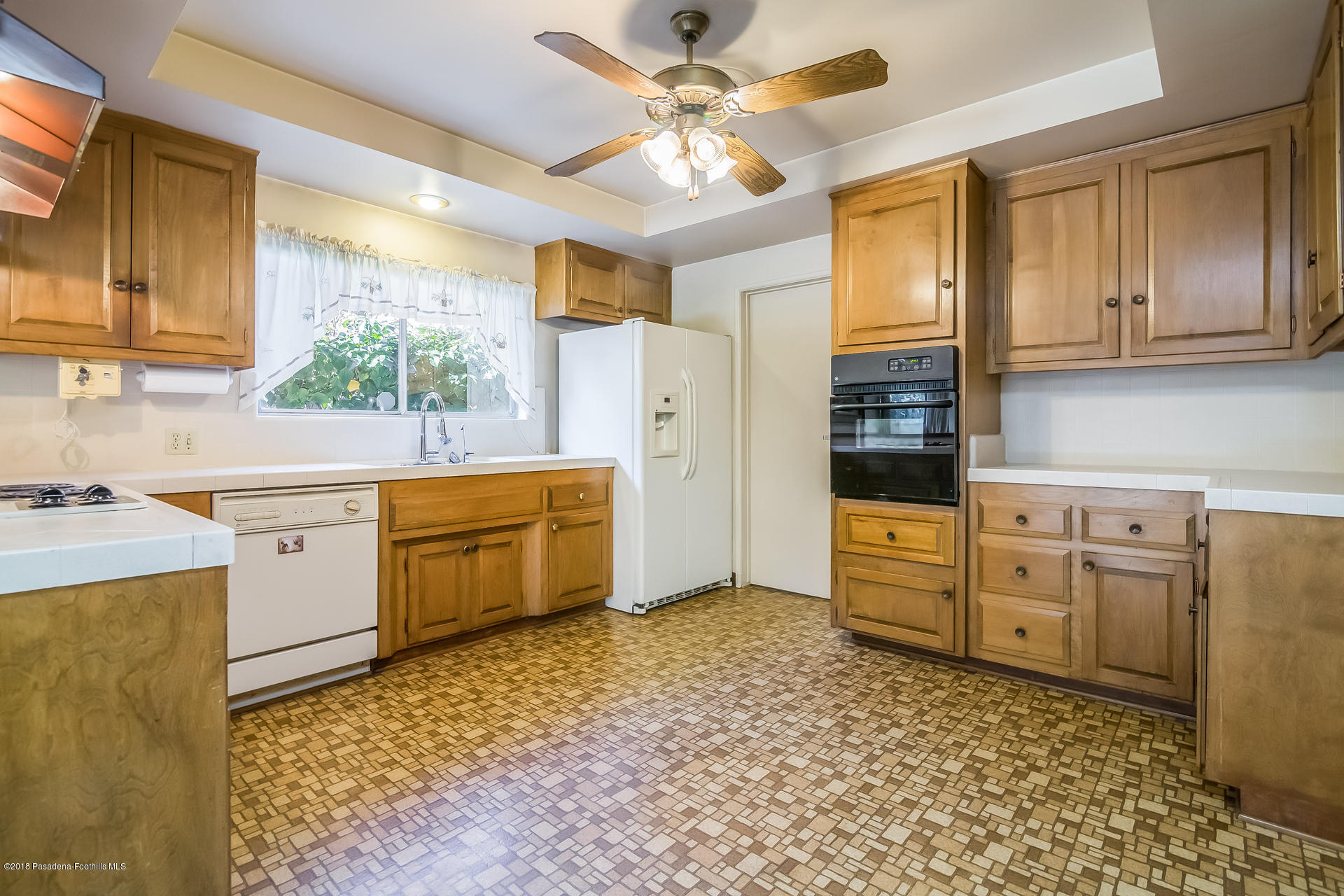 2760 Thorndike Road Pasadena, CA 91107 - Photo 14 of 35 Kitchen