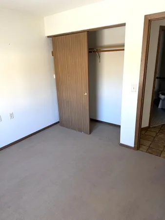 $900 | 611 Main Street South, Unit 202, Renville, MN 56284