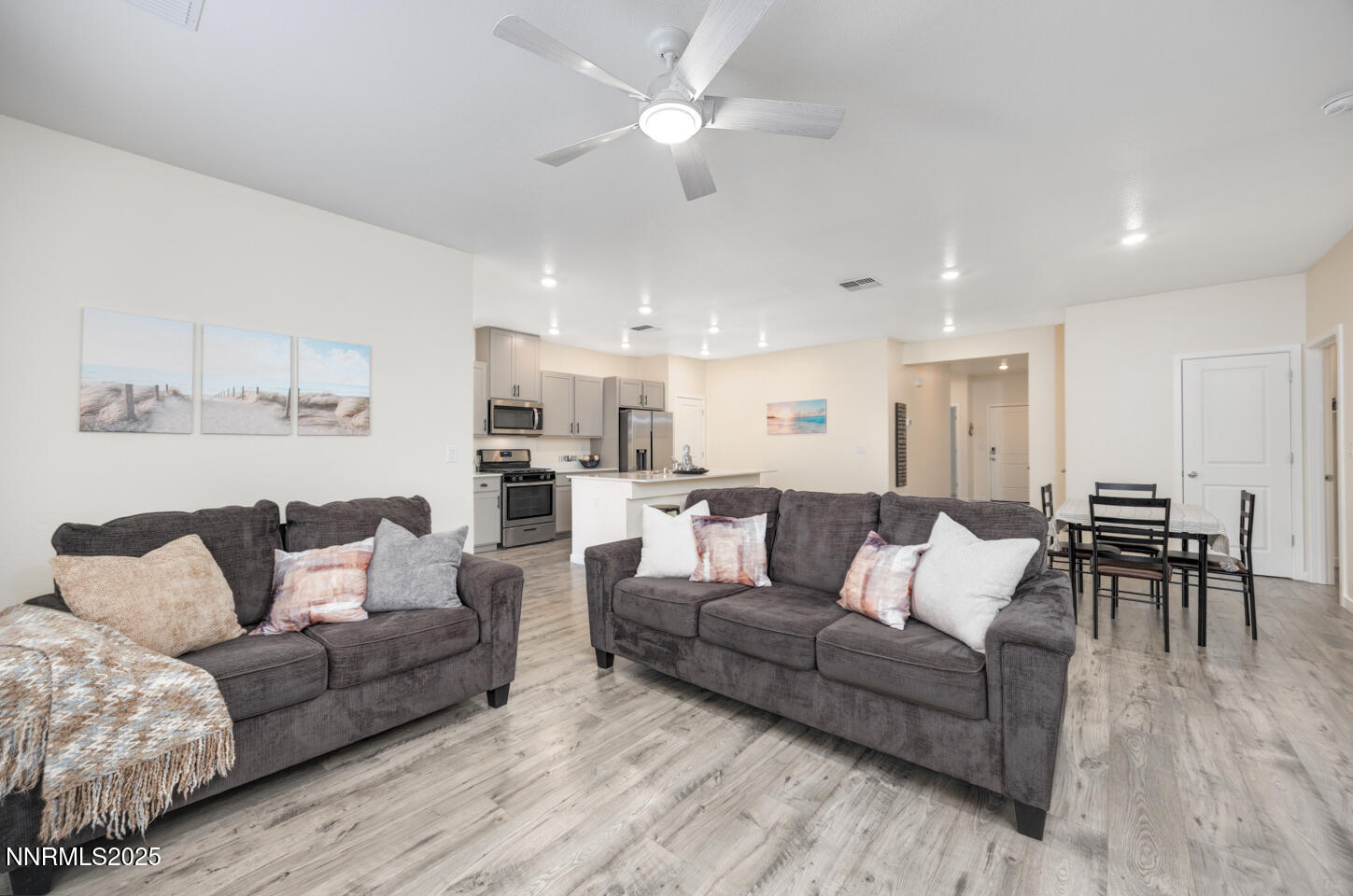 775 Karry Way Fallon, NV 89406 - Photo 3 of 26 a living room with furniture and kitchen view
