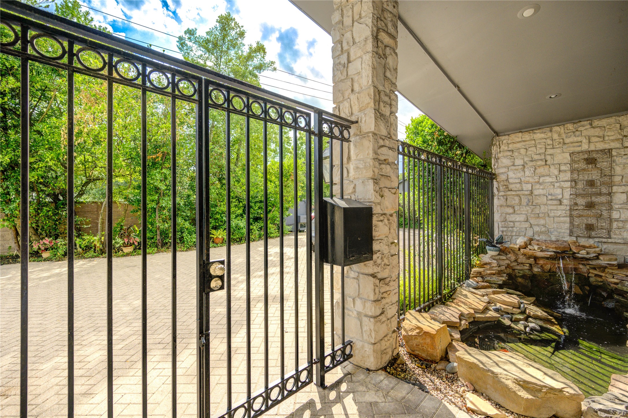 6 Gessner Road Houston, TX 77024 - Photo 5 of 49 Gated entry by the front door.