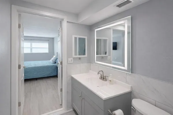 a en suite bathroom with a toilet sink and mirror