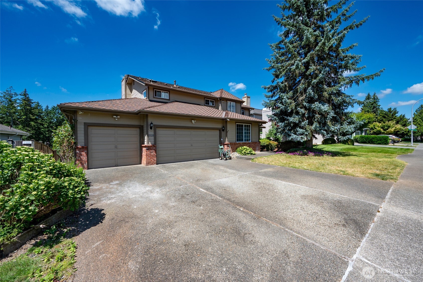 1529 Ilwaco Avenue Northeast Renton, WA 98059 - Photo 2 of 40