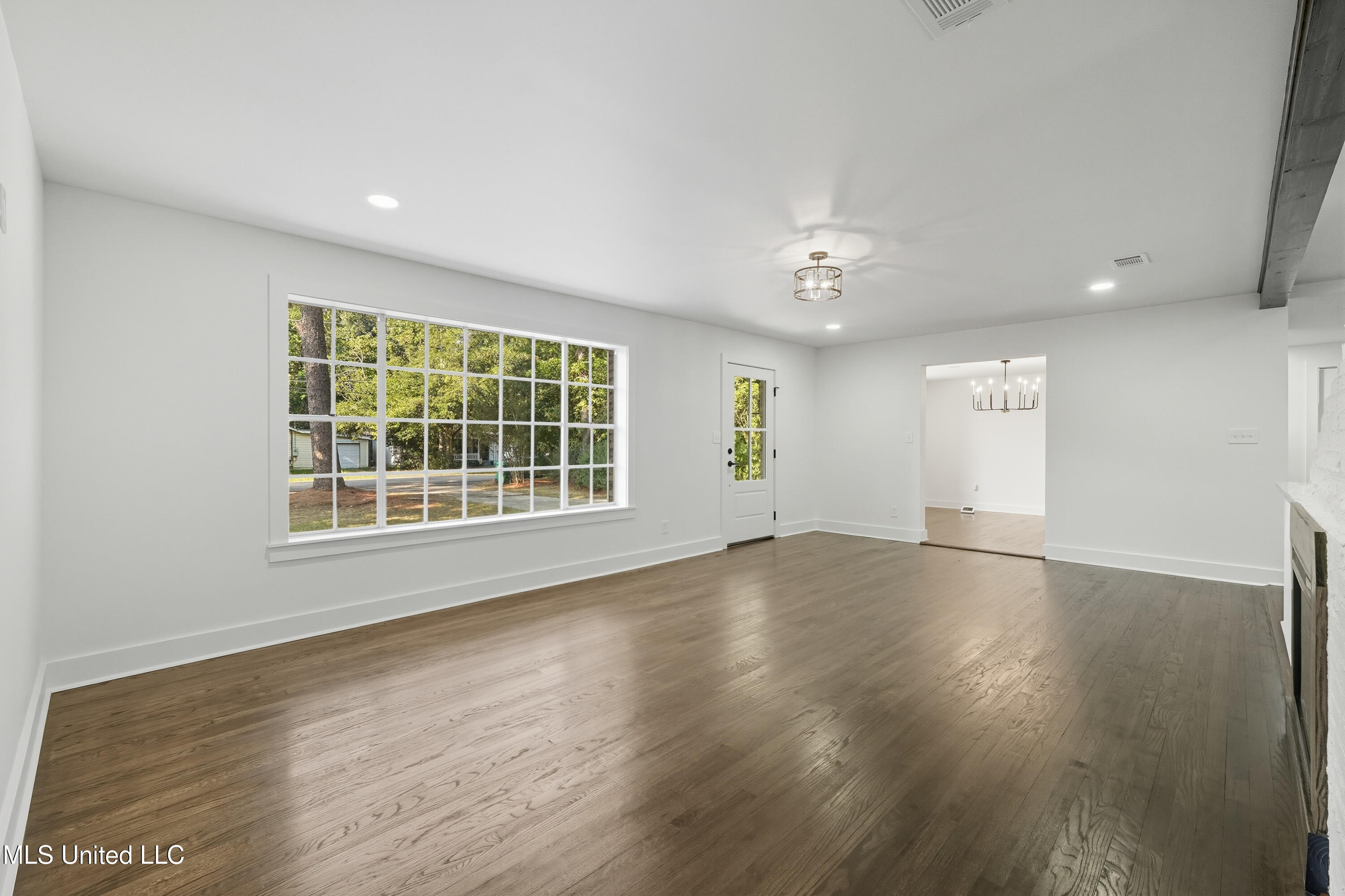 1624 Fifth Avenue Picayune, MS 39466 - Photo 11 of 27 LIVING 1