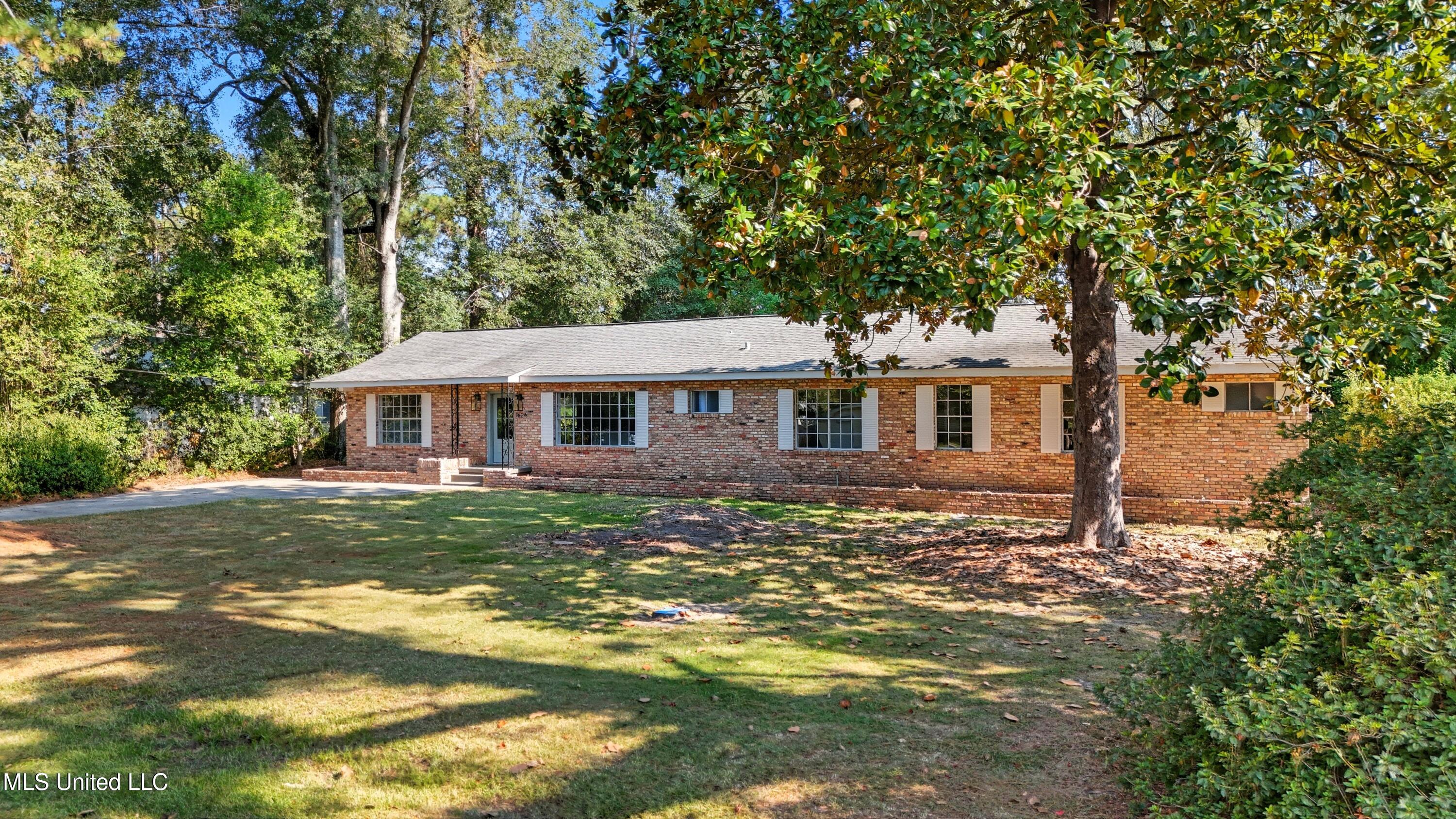 1624 Fifth Avenue Picayune, MS 39466 - Photo 2 of 27 FRONT RIGHT