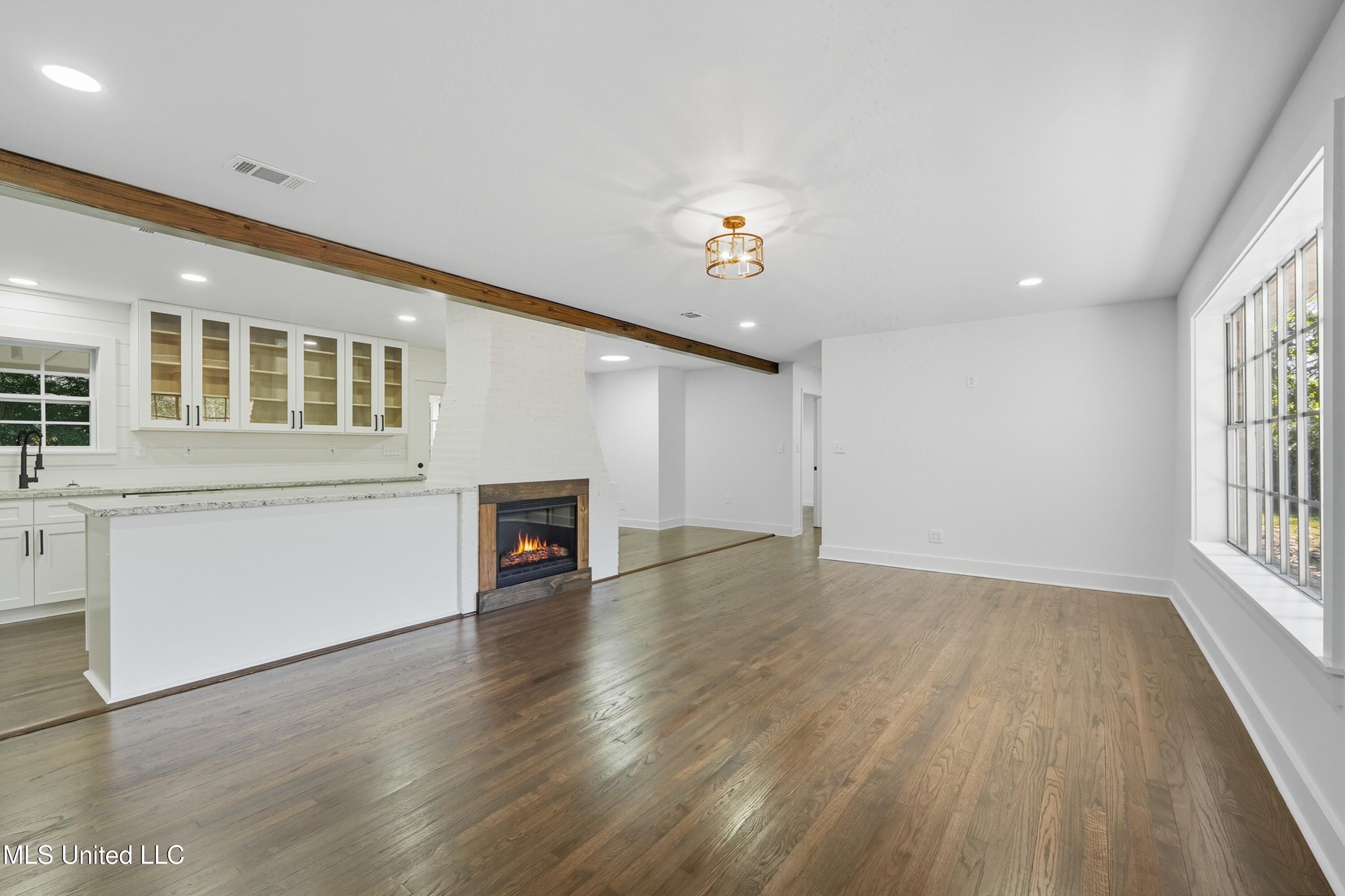 1624 Fifth Avenue Picayune, MS 39466 - Photo 10 of 27 LIVING 2