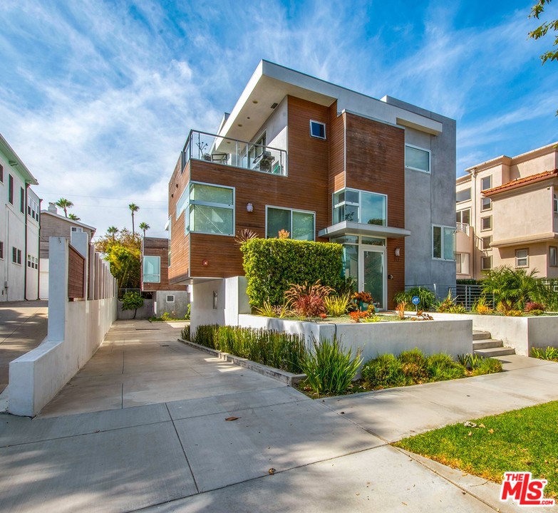 717 South Broadway, Unit B Redondo Beach, CA 90277 - Photo 1 of 29 a front view of a house with a yard