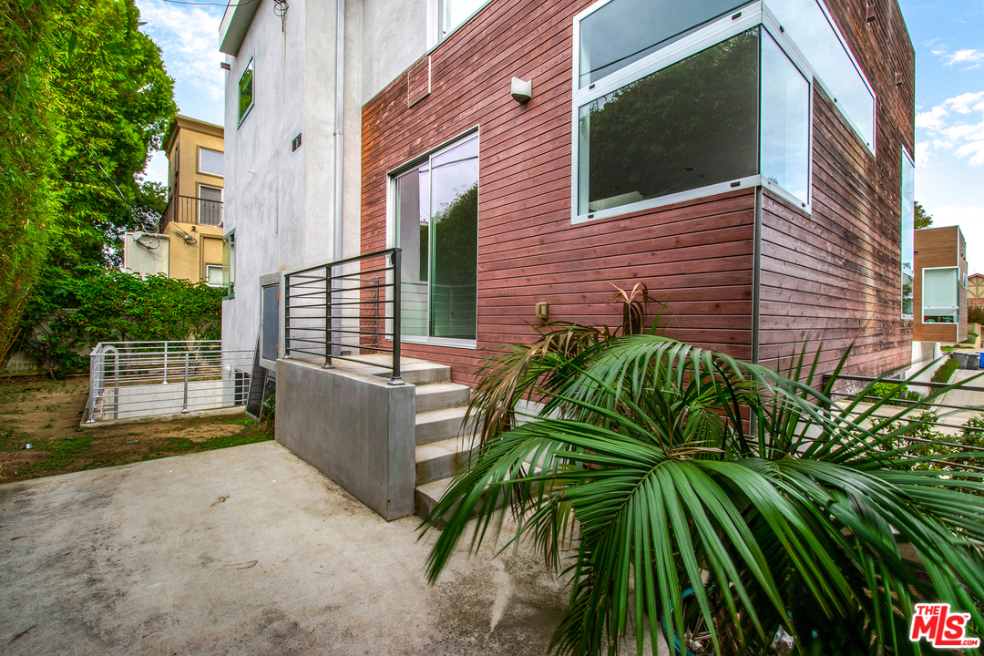 717 South Broadway, Unit B Redondo Beach, CA 90277 - Photo 28 of 29 a view of a backyard with plants