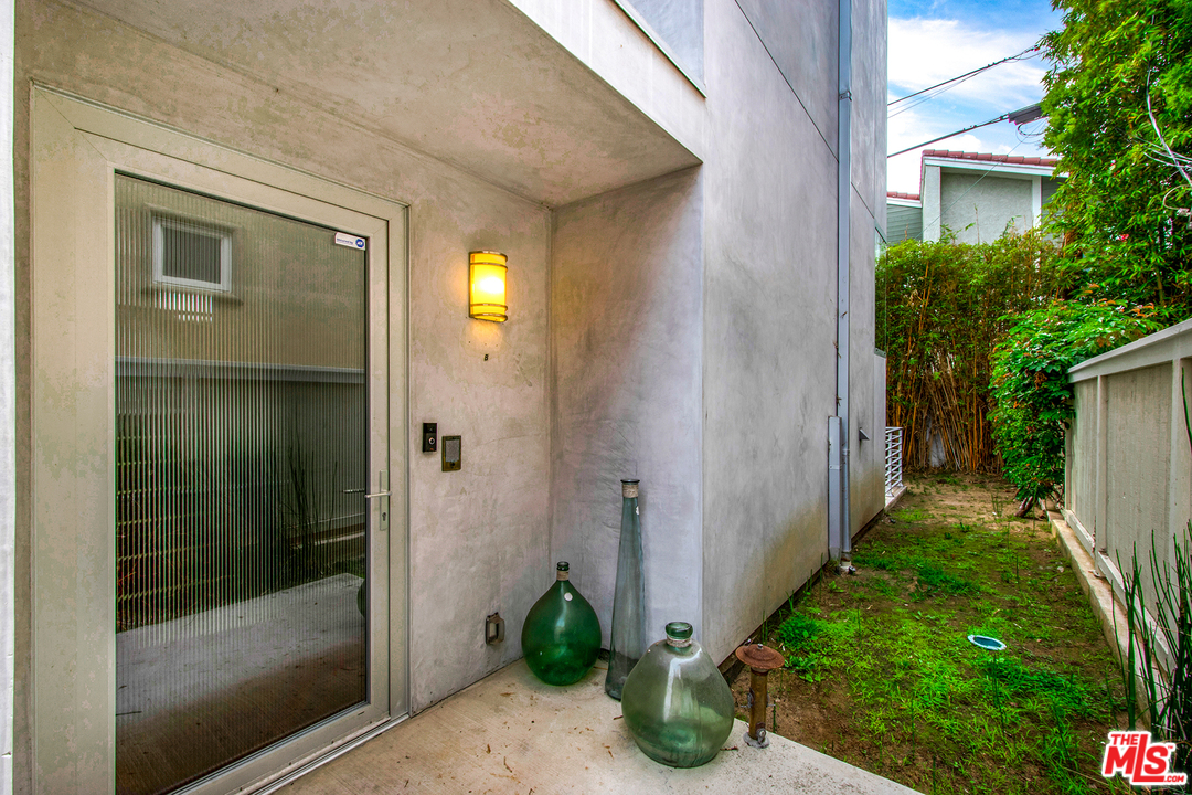 717 South Broadway, Unit B Redondo Beach, CA 90277 - Photo 29 of 29 a view of a back yard from a corridor
