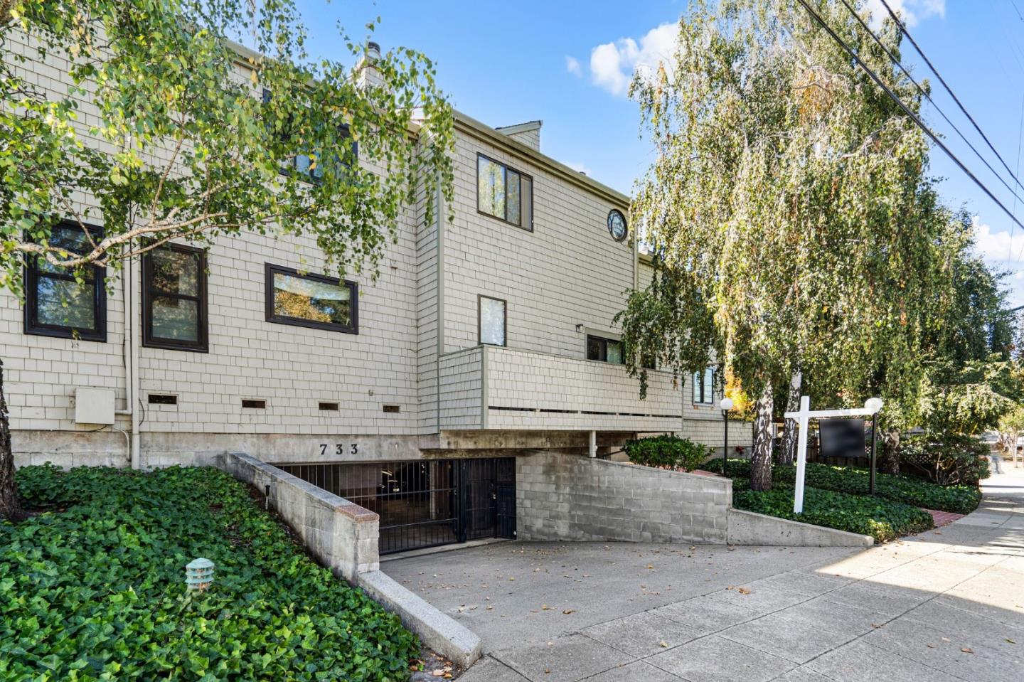 733 Fairfield Road, Unit 2 Burlingame, CA 94010 - Photo 3 of 32 Gallery Image 3