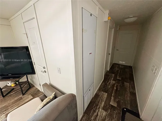 a bed room with a bed and a closet