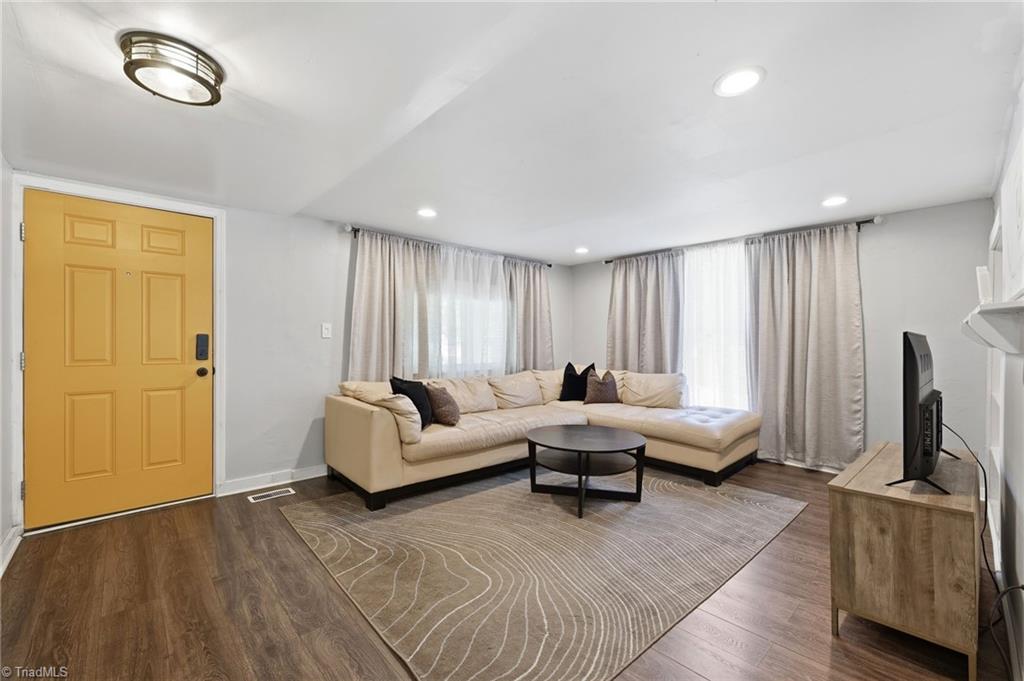 2104 Sheldon Road Greensboro, NC 27405 - Photo 6 of 49