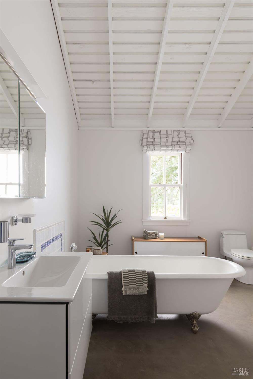 18800 Fitzpatrick Lane Occidental, CA 95465 - Photo 18 of 35 a bathroom with a sink and a bathtub